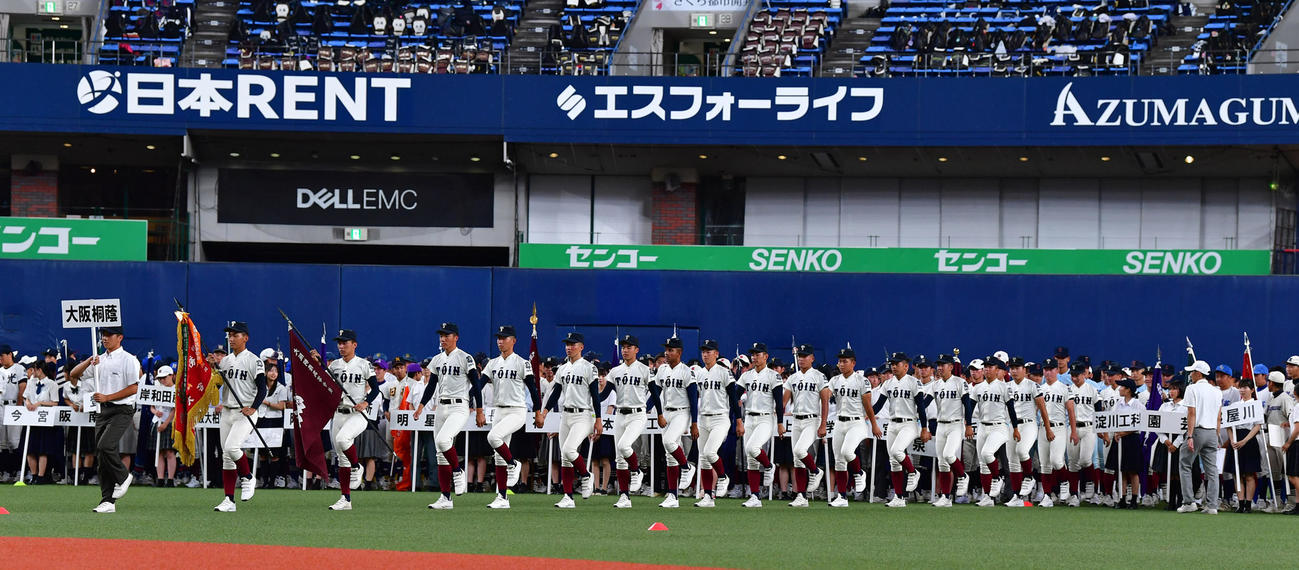 大阪大会の開会式が行われ先頭で入場する大阪桐蔭ナイン（撮影・前岡正明）