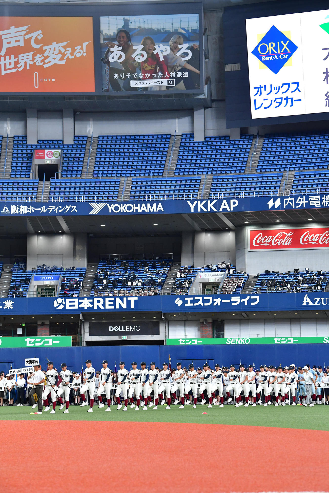 大阪大会の開会式が行われ先頭で入場する大阪桐蔭ナイン（撮影・前岡正明）