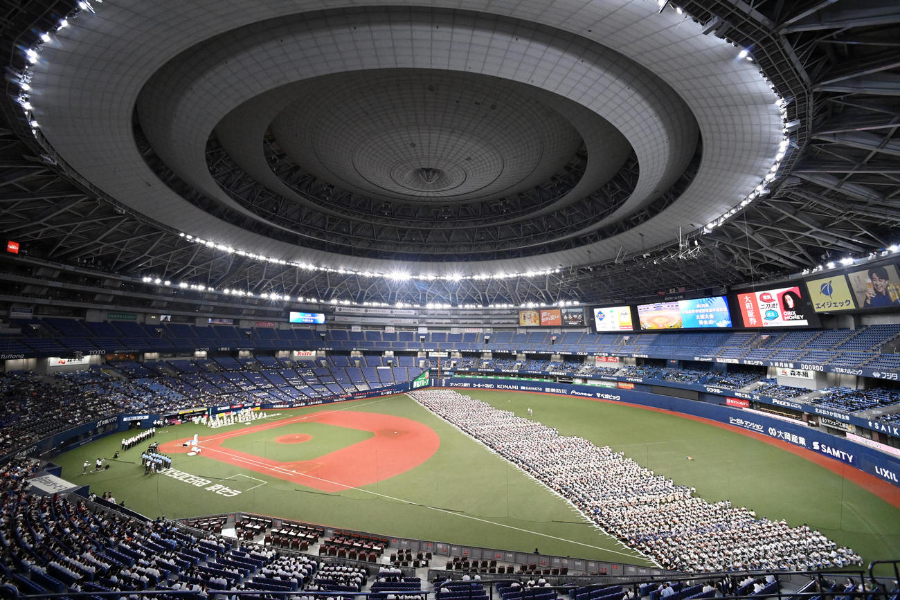 大阪大会の開会式で整列する各校ナイン（撮影・前岡正明）