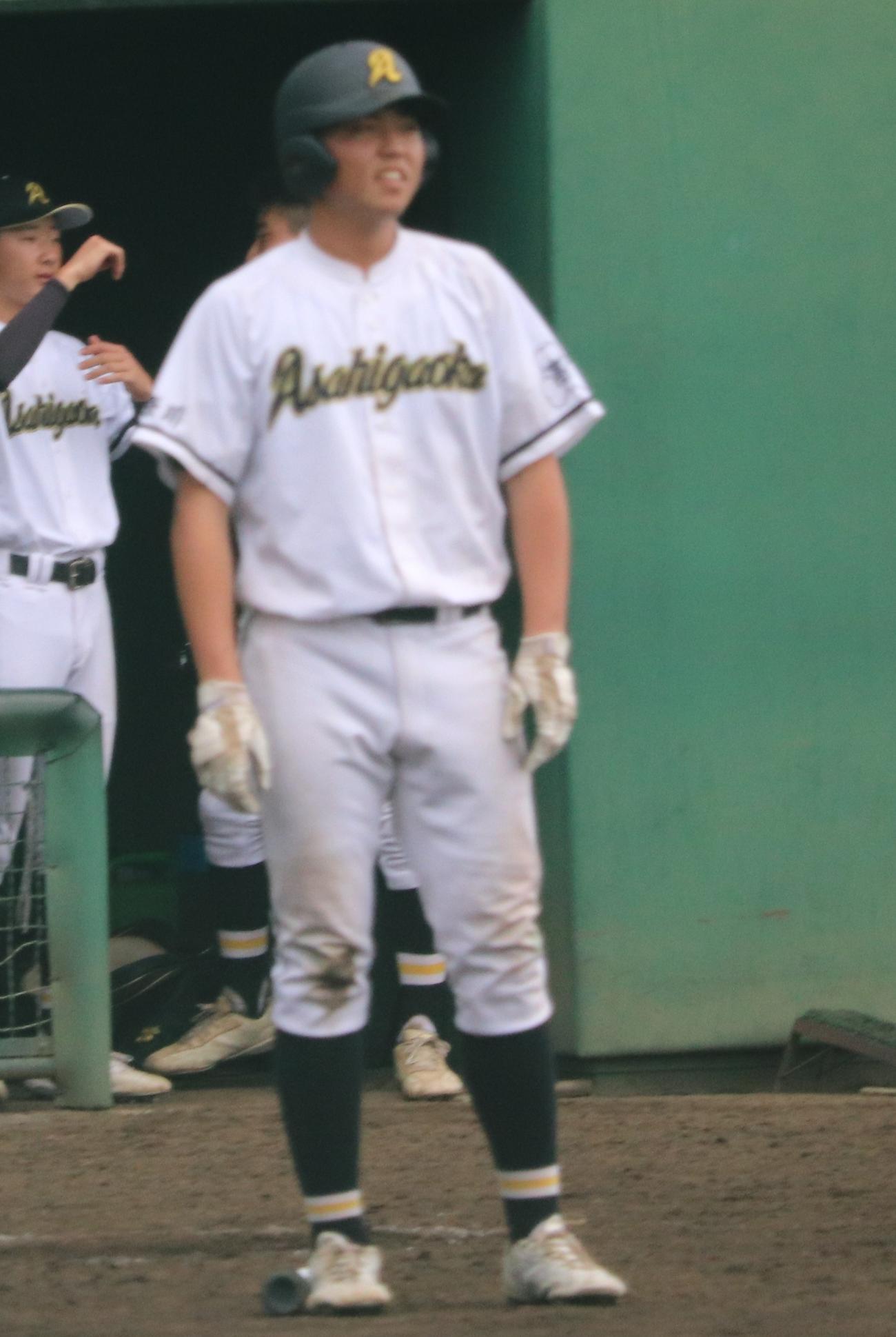 横須賀学院対旭丘　旭丘9回裏1死一塁、代打で待機するも、前の打者が併殺で試合終了し立ち尽くす綾部（撮影・古川真弥）