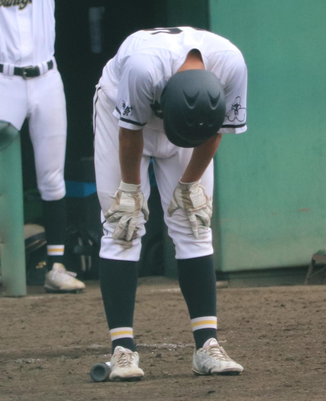 横須賀学院対旭丘　旭丘9回裏1死一塁、代打で待機するも、前の打者が併殺で試合終了し膝に手をつく綾部（撮影・古川真弥）