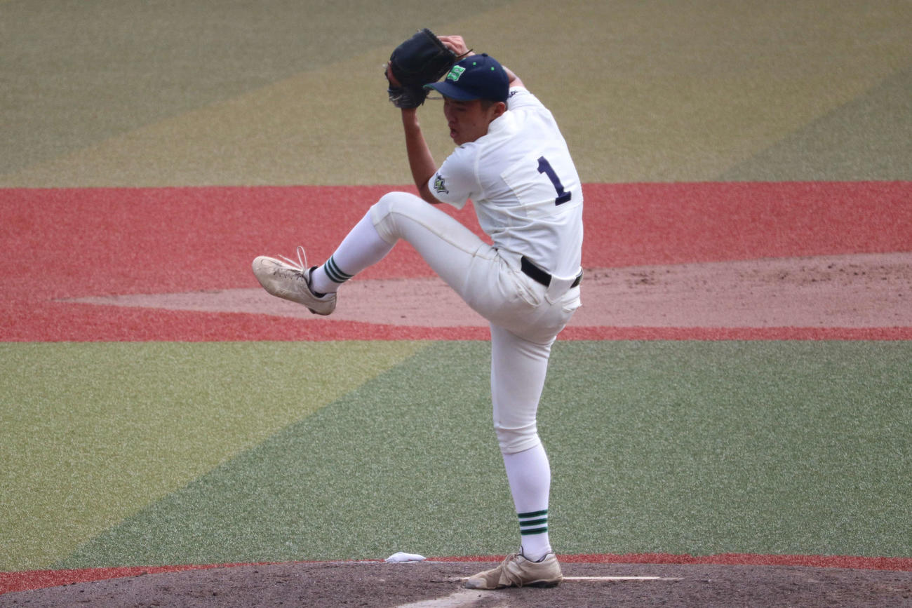 船橋古和釜対袖ケ浦　ダイナミックなフォームで8回を2安打13三振で完封勝利の袖ケ浦、先発の黒沢（撮影・保坂淑子）