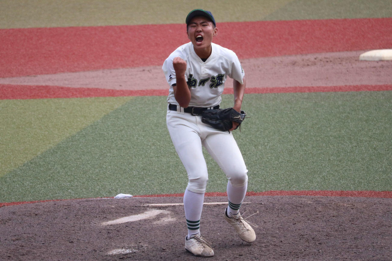 船橋古和釜対袖ケ浦　8回を投げ2安打13三振で完封勝利でガッツポーズを見せる袖ケ浦、先発の黒沢（撮影・保坂淑子）