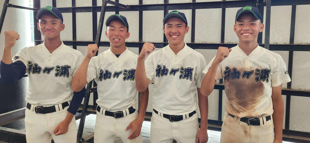 船橋古和釜対袖ケ浦　開幕戦を8回コールド、完封勝利で飾った袖ケ浦の（左から）菅原好生、鶴岡将人、黒沢辰徳、木曽陵斗（撮影・保坂淑子）