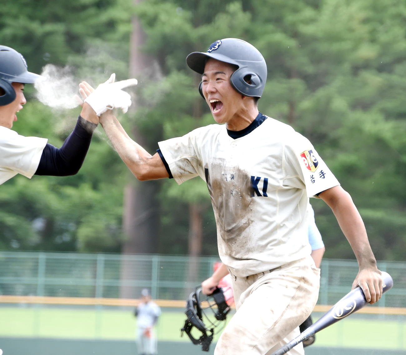 6回表花巻北2死一、二塁、暴投の間に好走塁で生還した高橋愛