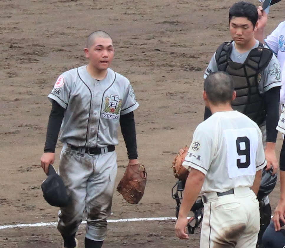 つくば工科・つくばサイエンス対下館一　敗れたつくば工科・つくばサイエンスの横嶋（左）は整列する（撮影・村山玄）