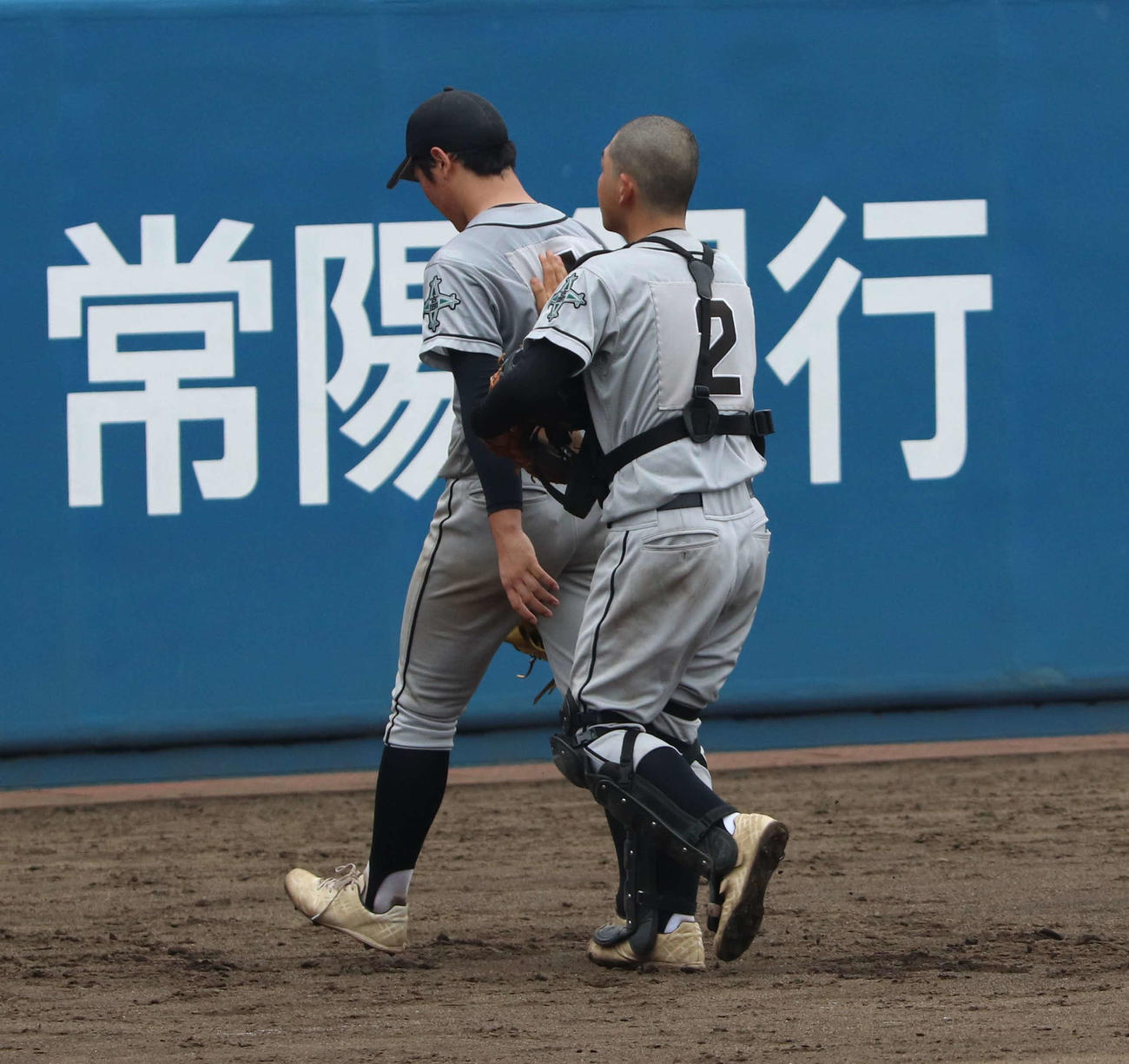降板し、励まされるつくば工科・つくばサイエンス先発の矢口（左）と横嶋（撮影・村山玄）