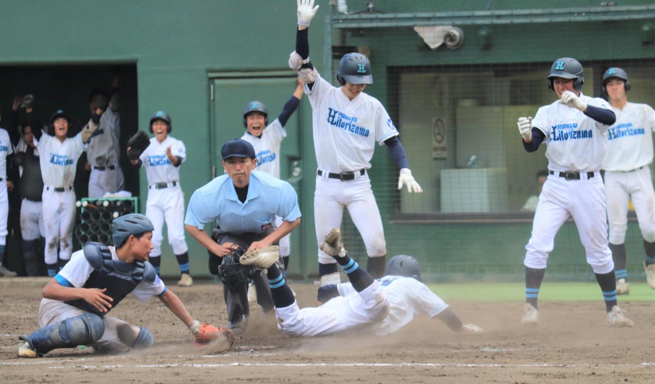 横浜氷取沢対横浜サイエンスフロンティア　5回表横浜氷取沢2死一、二塁　左中間越えのランニング弾を放ちヘッドスライディングをする田村（中央下）（撮影・星夏穂）