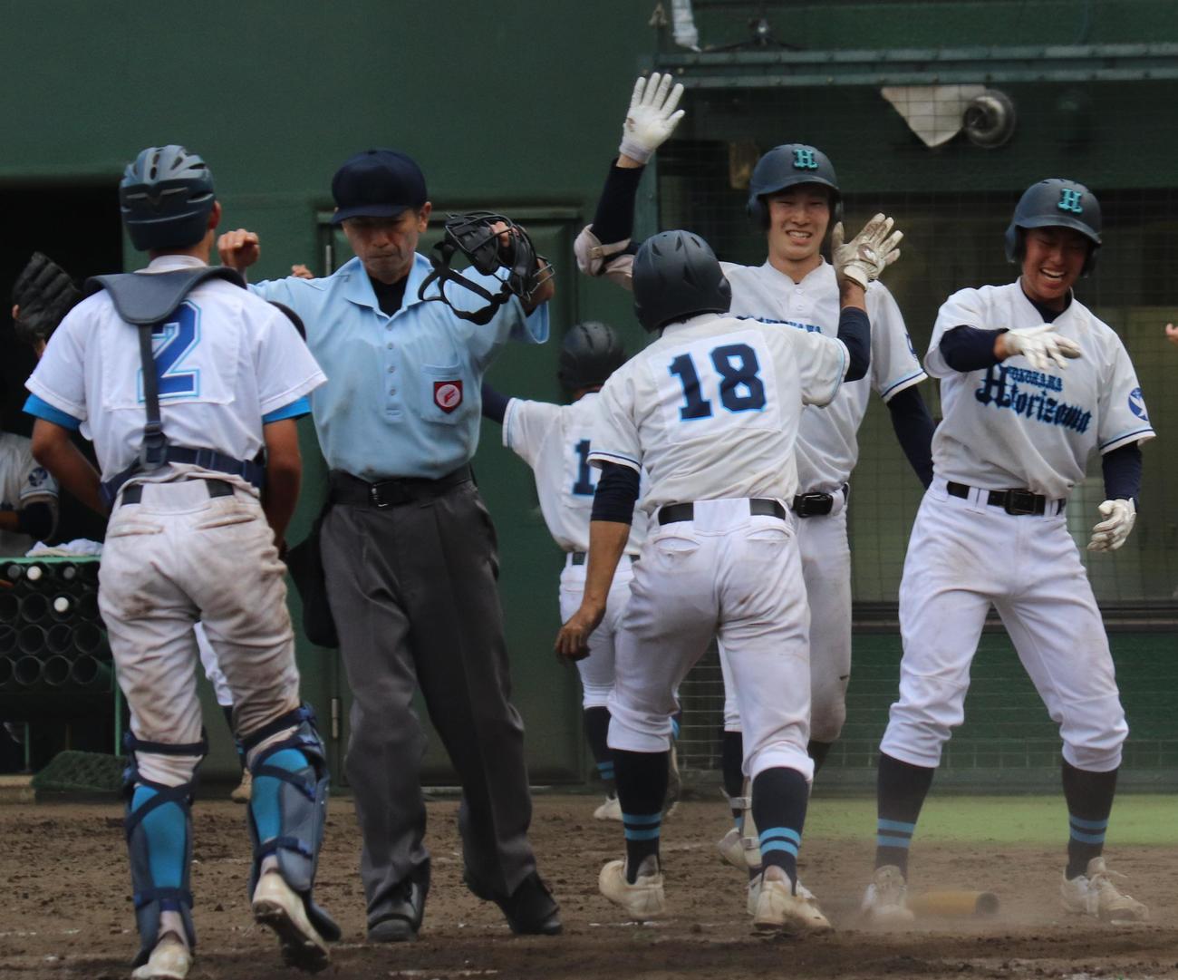 横浜氷取沢対横浜サイエンスフロンティア　5回表横浜氷取沢2死一、二塁　左中間越えのランニング弾を放ち仲間と喜ぶ田村（右から3番目）（撮影・星夏穂）