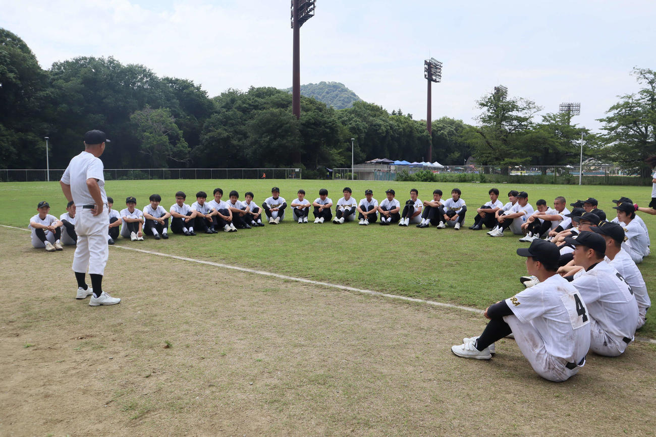 法隆寺国際に敗れた西大和学園ナインは、吉田監督の話を聞く（撮影・村松万里子）
