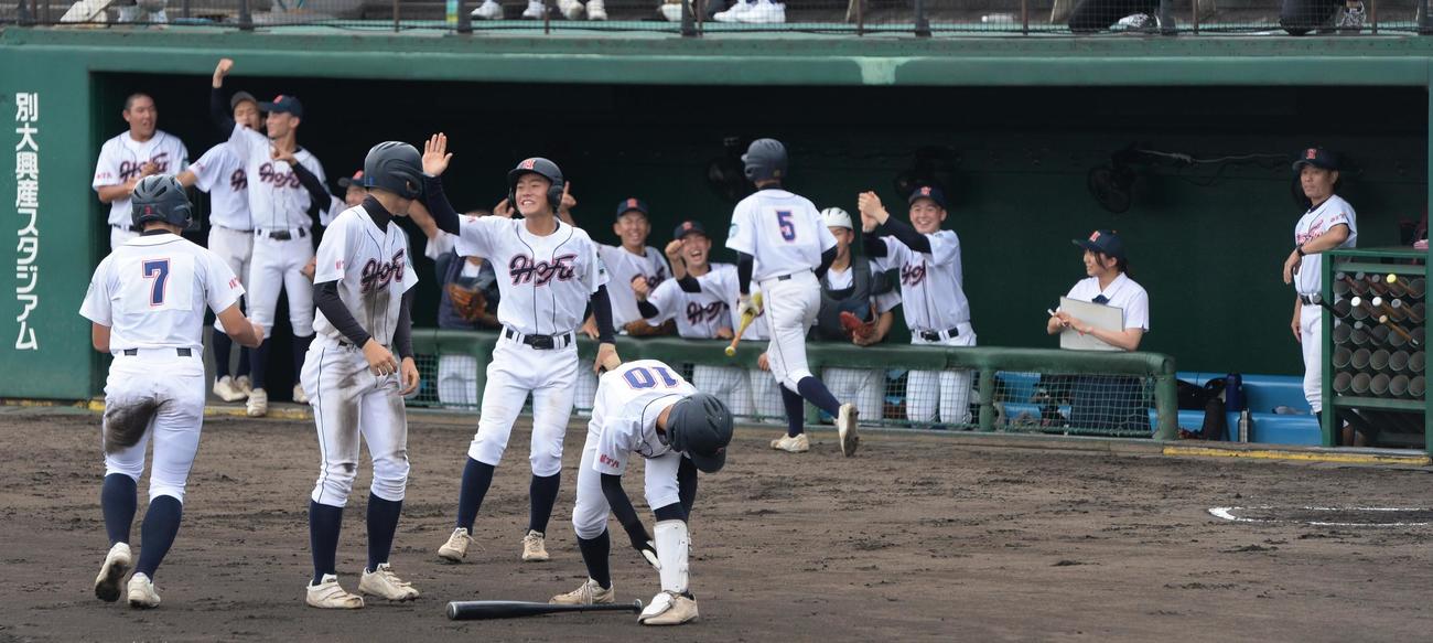 大分豊府対竹田　初回に4点を先制し、笑顔を見せる大分豊府ナイン（撮影・佐藤究）