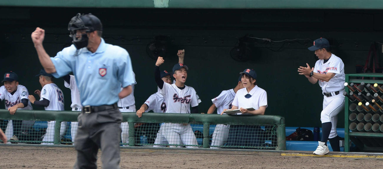 大分豊府対竹田　試合に勝利し、手をたたく大分豊府・吉良部長（右）（撮影・佐藤究）