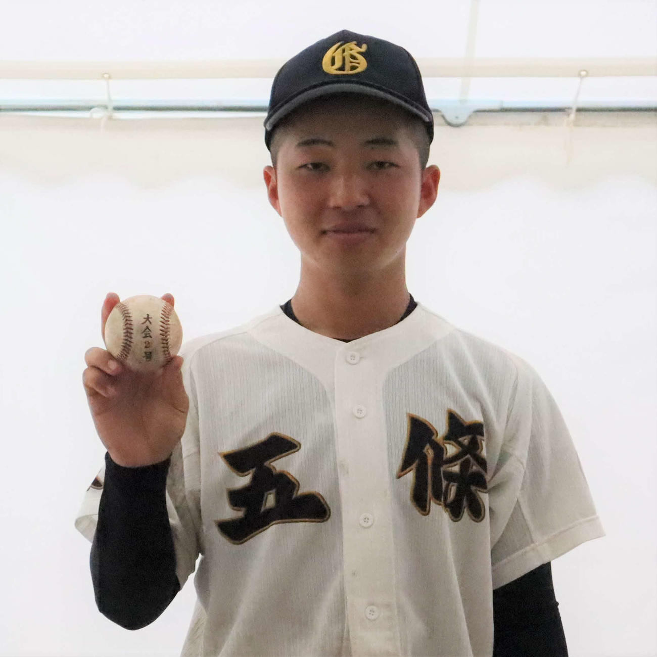 王子工戦の8回に放ったホームランボールを手にポーズを決める五條・松本（撮影・村松万里子）