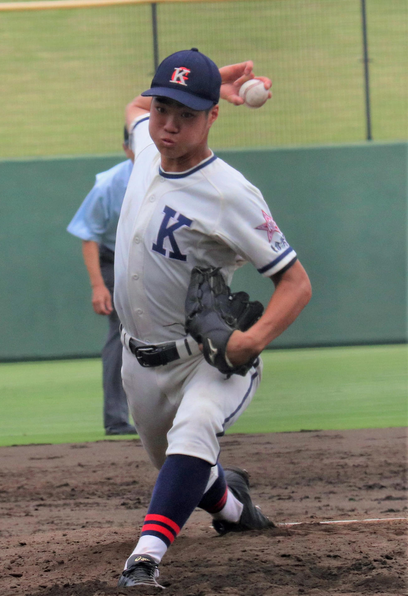 横浜商大高対鎌倉学園　先発し力投する鎌倉学園・面本（撮影・星夏穂）