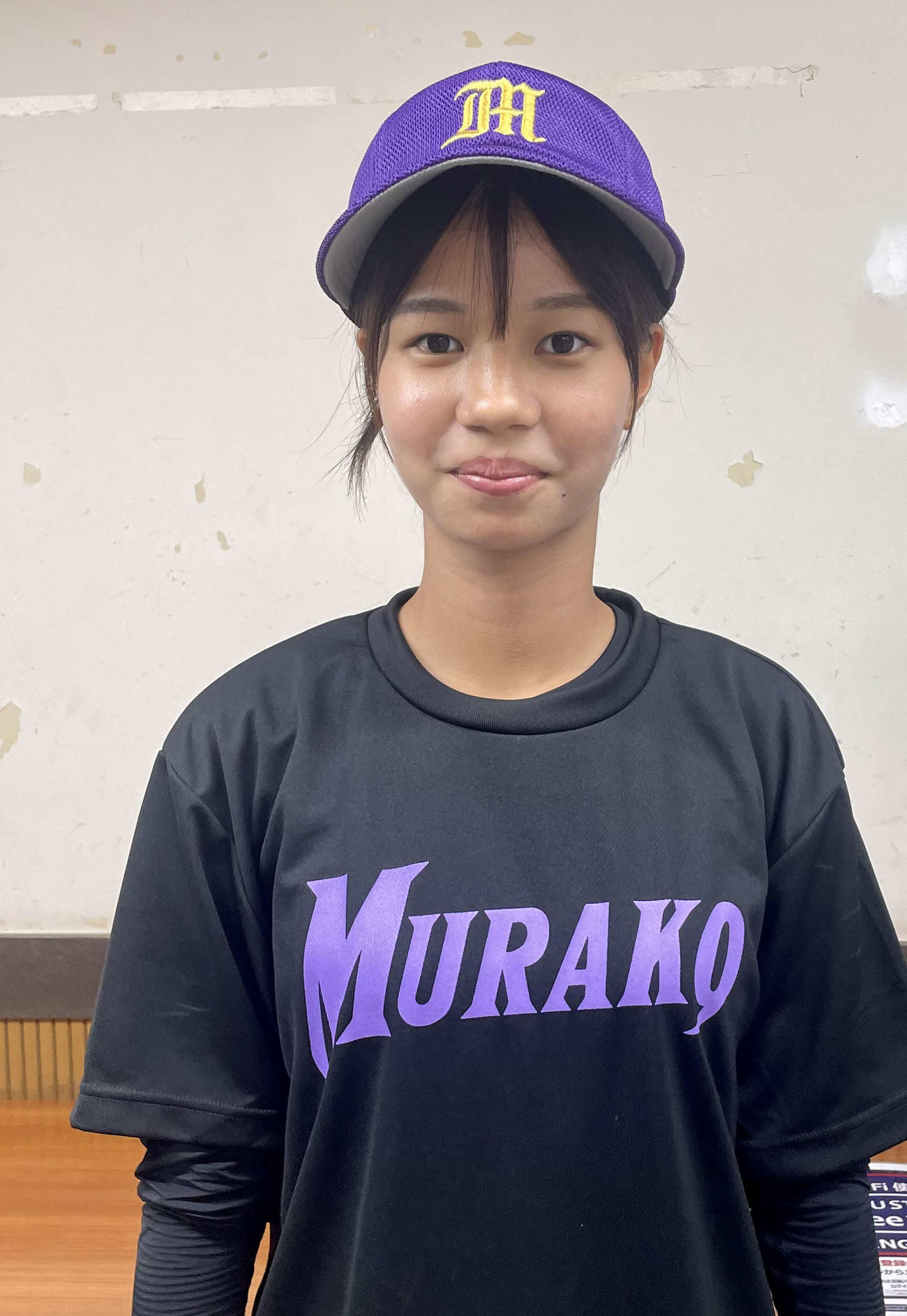 武蔵村山対日大鶴ケ丘　試合前のノックで監督にボールを渡した武蔵村山・前原マネジャー（撮影・保坂恭子）