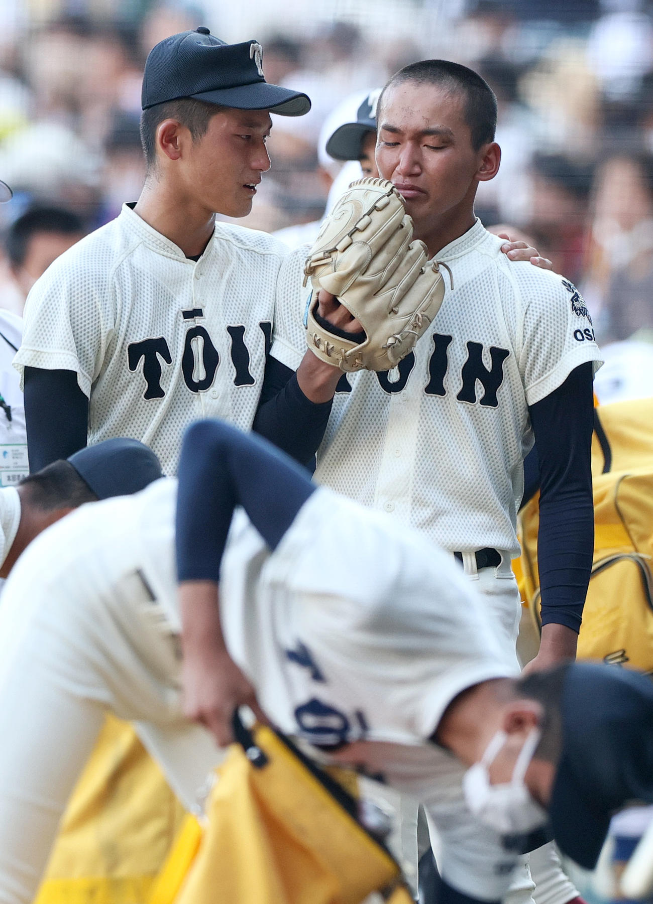 昨年の夏の甲子園準々決勝で下関国際に敗れ涙する大阪桐蔭・前田悠伍（右）、左は松尾汐恩