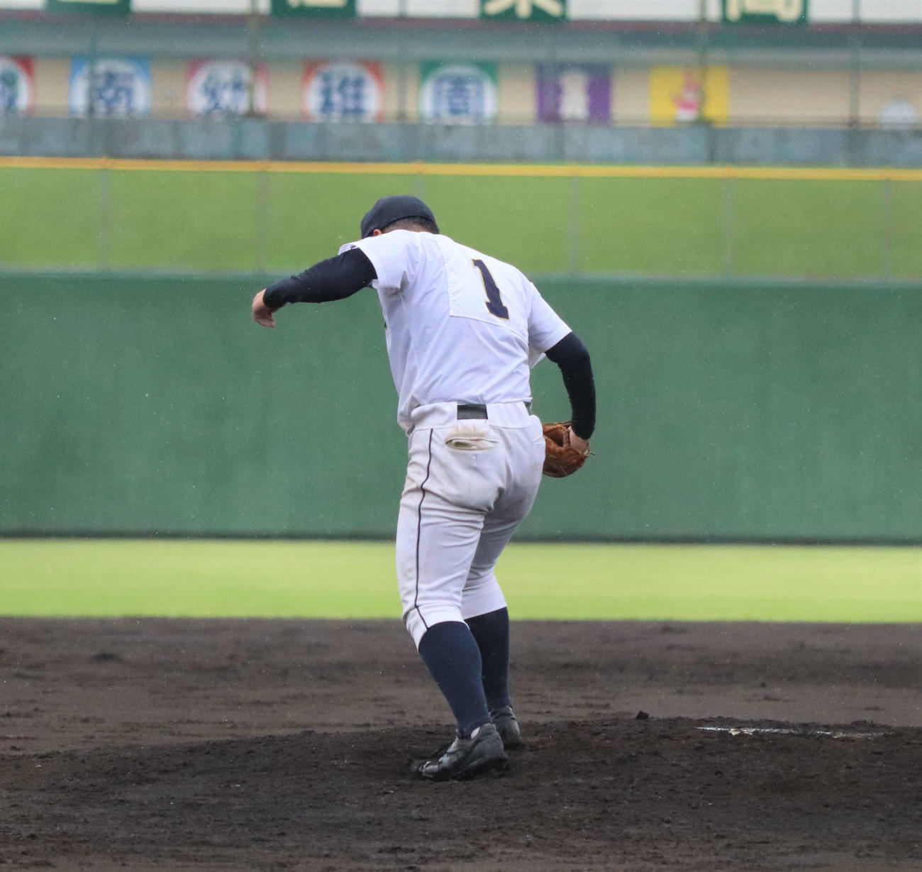 最後の打者を三振にとり、大会タイ記録に並ぶ20奪三振を記録した松井田・落合咲投手（撮影・黒須亮）