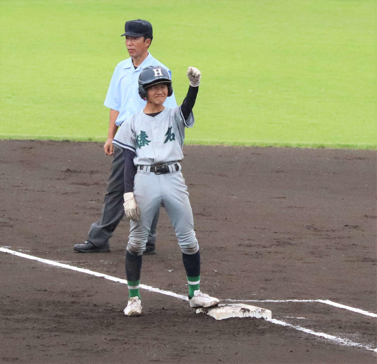 松井田対榛名　7回表榛名2死二塁、適時打を放った関口空はガッツポーズを見せる（撮影・黒須亮）
