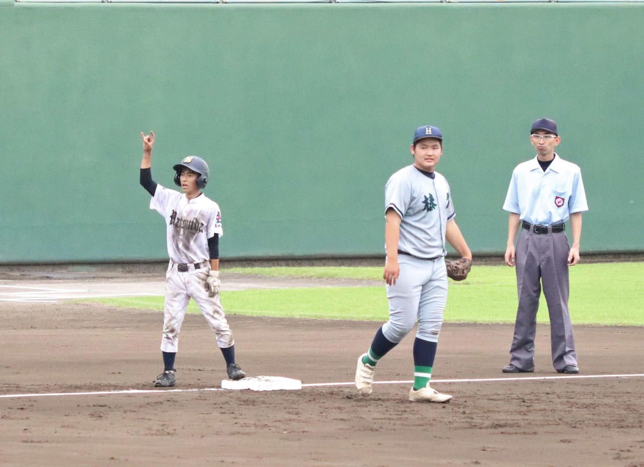 三塁ベース上でアウトカウントを確認する松井田・島崎健志主将（撮影・黒須亮）