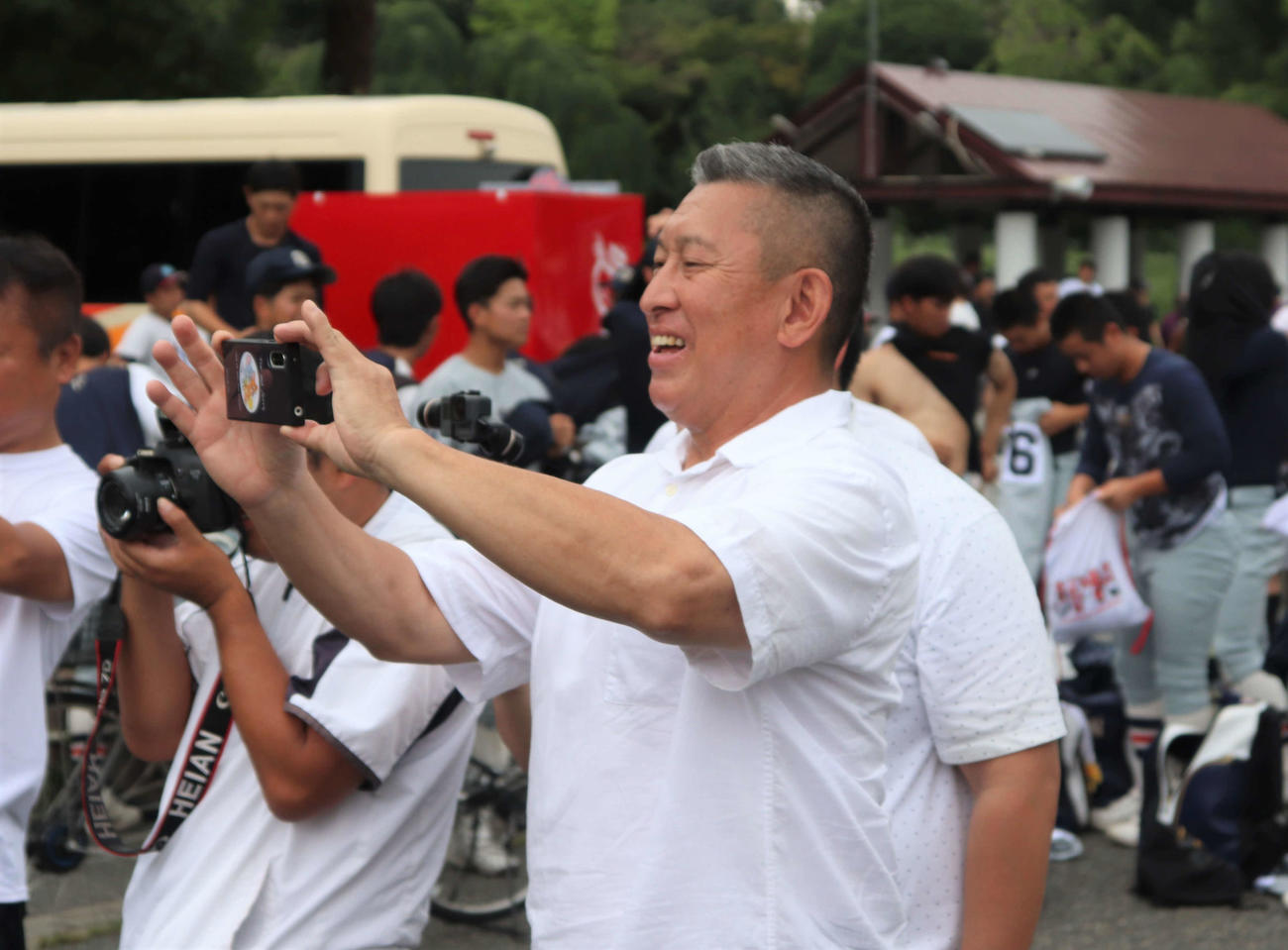 開会式後に龍谷大平安の原田英彦監督がカメラマン役となって3年生のメンバーとマネージャーで記念撮影を行った（撮影・中島麗）