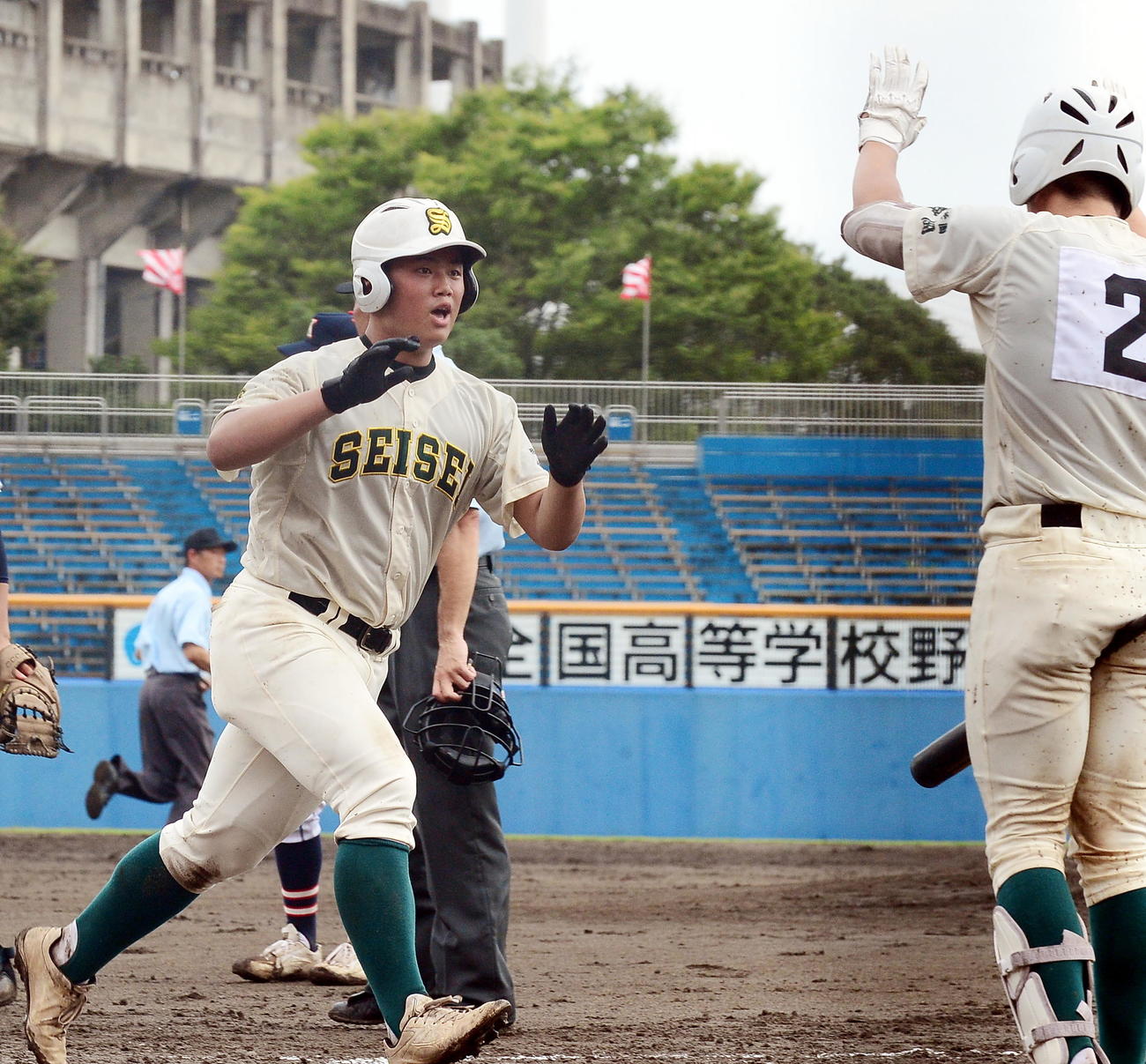 2回1死満塁、左越えに満塁本塁打を放った静清・武井はハイタッチで迎えられる