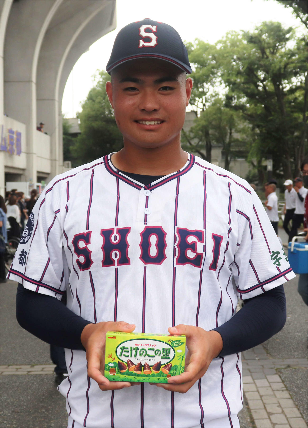 京都大会の開会式前に保護者から大好物のたけのこの里を手渡された京都翔英・小笠原（撮影・中島麗）