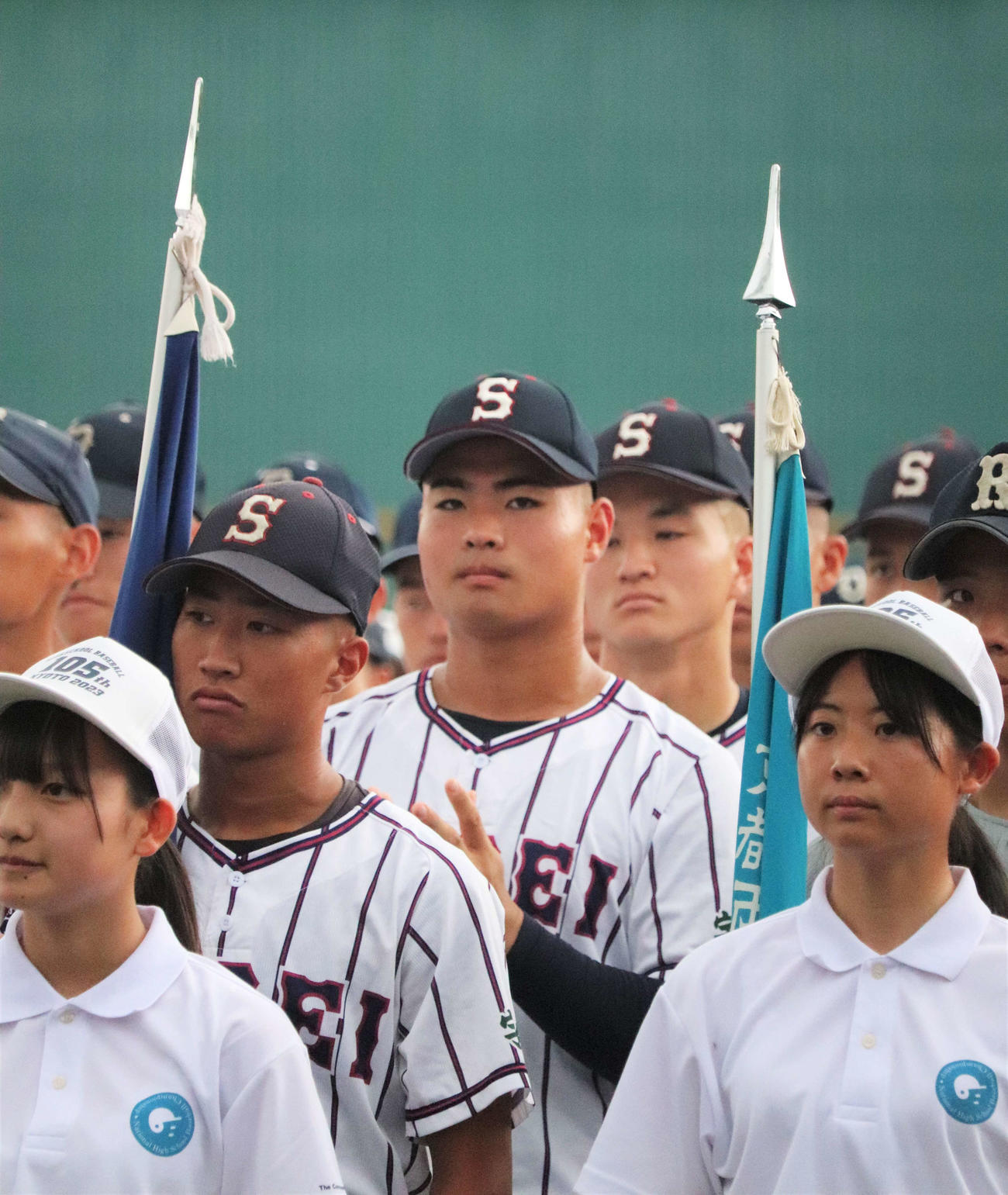 高校野球京都大会開会式　写真中央で整列する京都翔英の小笠原蒼内野手（3年）（撮影・中島麗）（撮影・中島麗）
