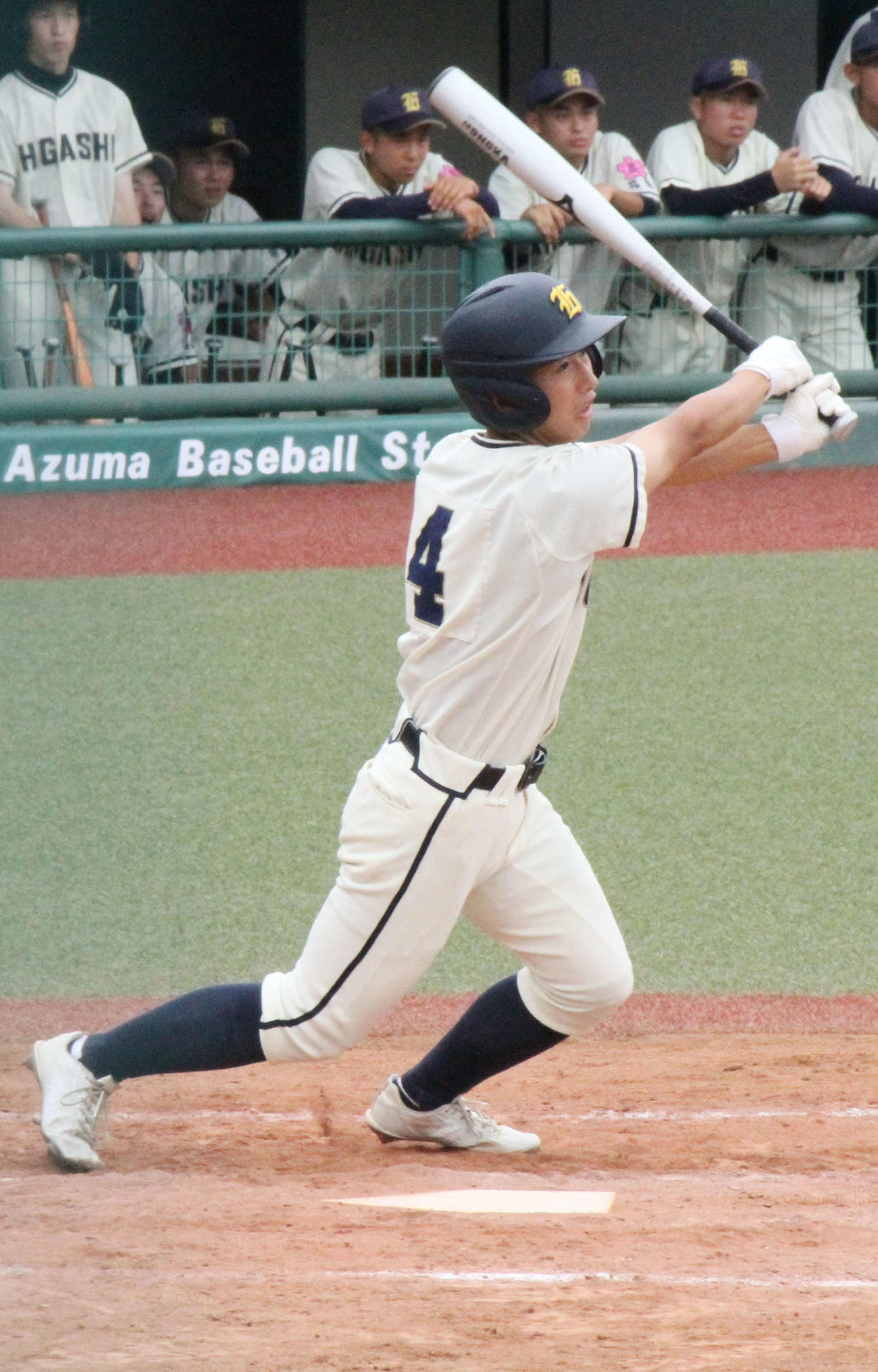 5回、三塁打を放つ福島東・我妻