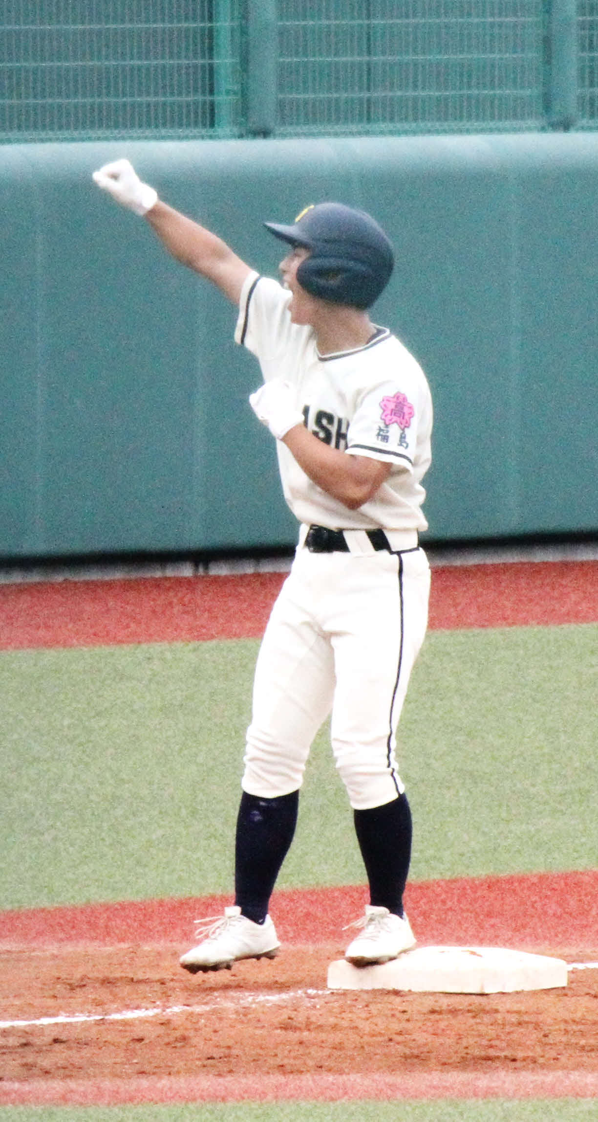 福島西対福島東　5回、三塁打を放ちガッツポーズする福島東・我妻（撮影・木村有優）