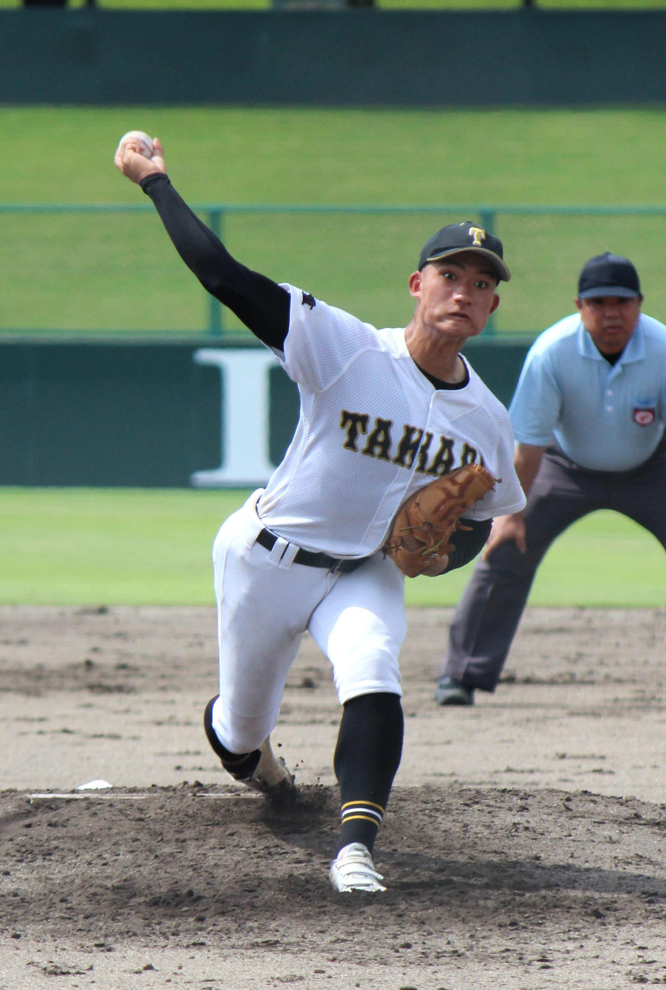高田対三重　先発した高田・中山（撮影・柏原誠）