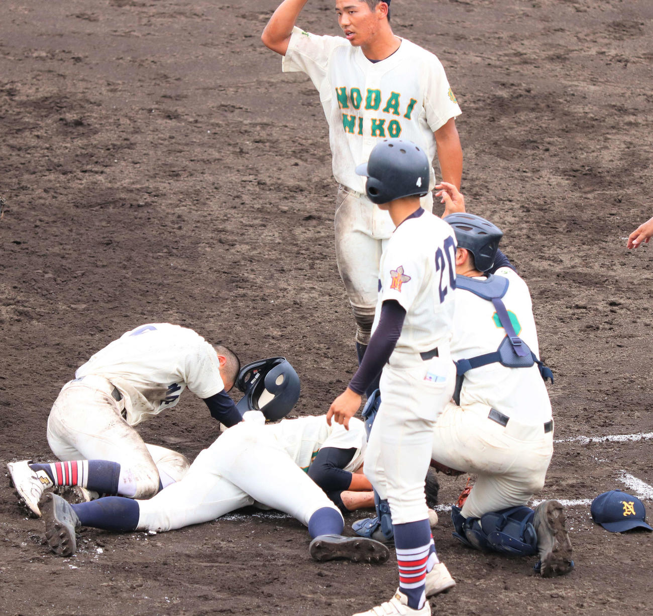 東農大二対前橋商　5回裏前橋商1死一塁、二塁手からの送球が逸れ前橋商の米山泰成捕手と東農大二の一塁手勝又大樹が激しく接触する（撮影・黒須亮）　　　　　　　