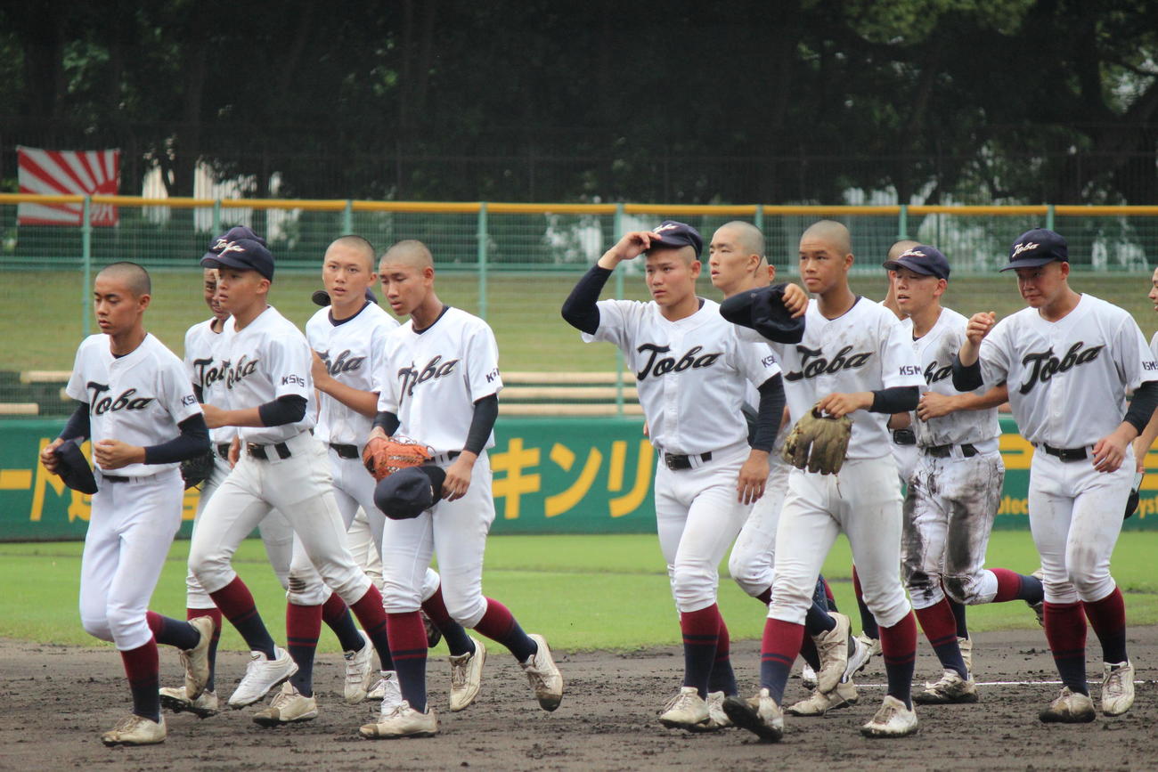 綾部対鳥羽　勝利してスタンドにあいさつする鳥羽ナイン（撮影・柏原誠）