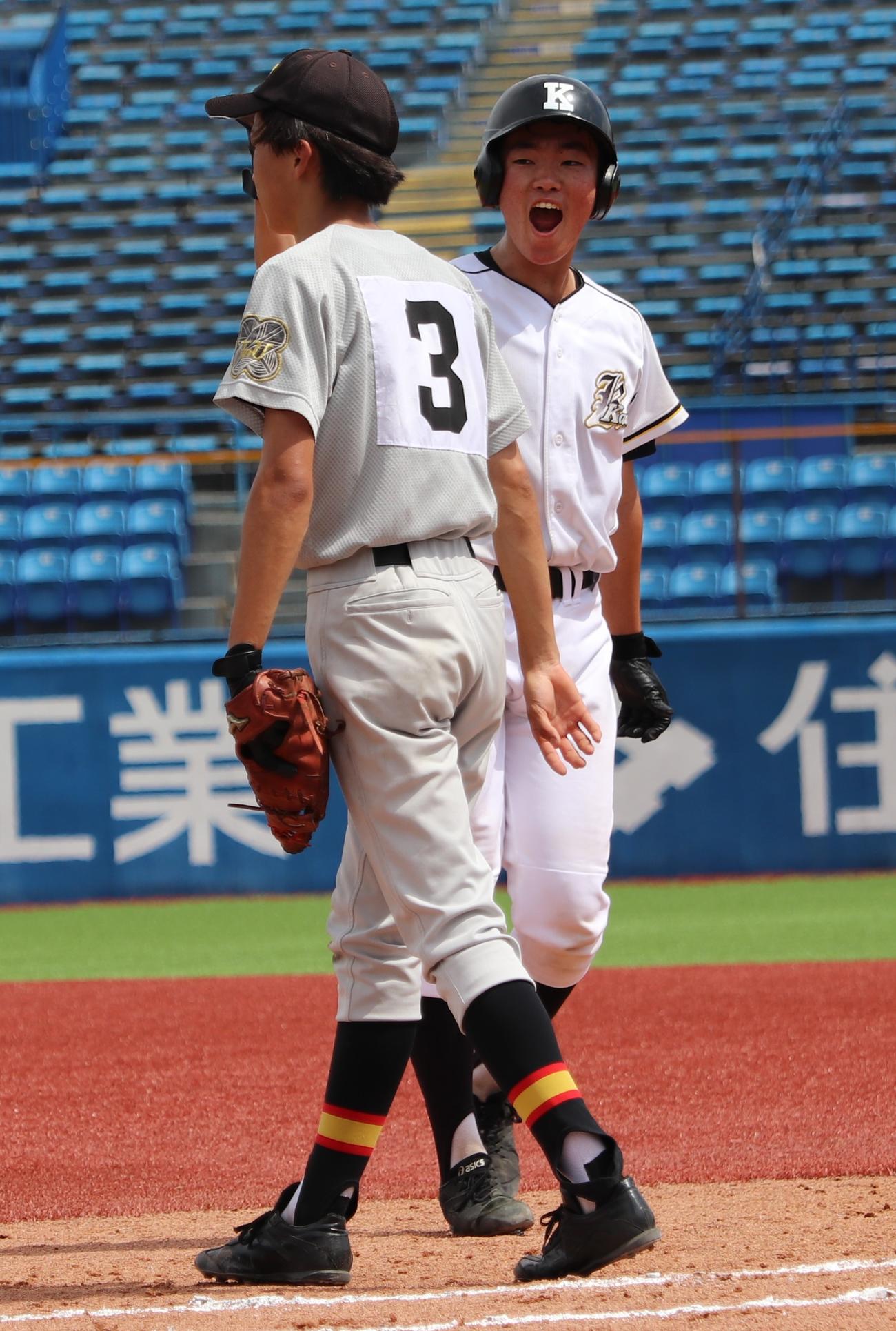 開成対多摩大目黒　4回表開成1死三塁、中前適時打を放ち一塁で喜ぶ徳澄（右）。左は多摩大目黒・若松（撮影・古川真弥）