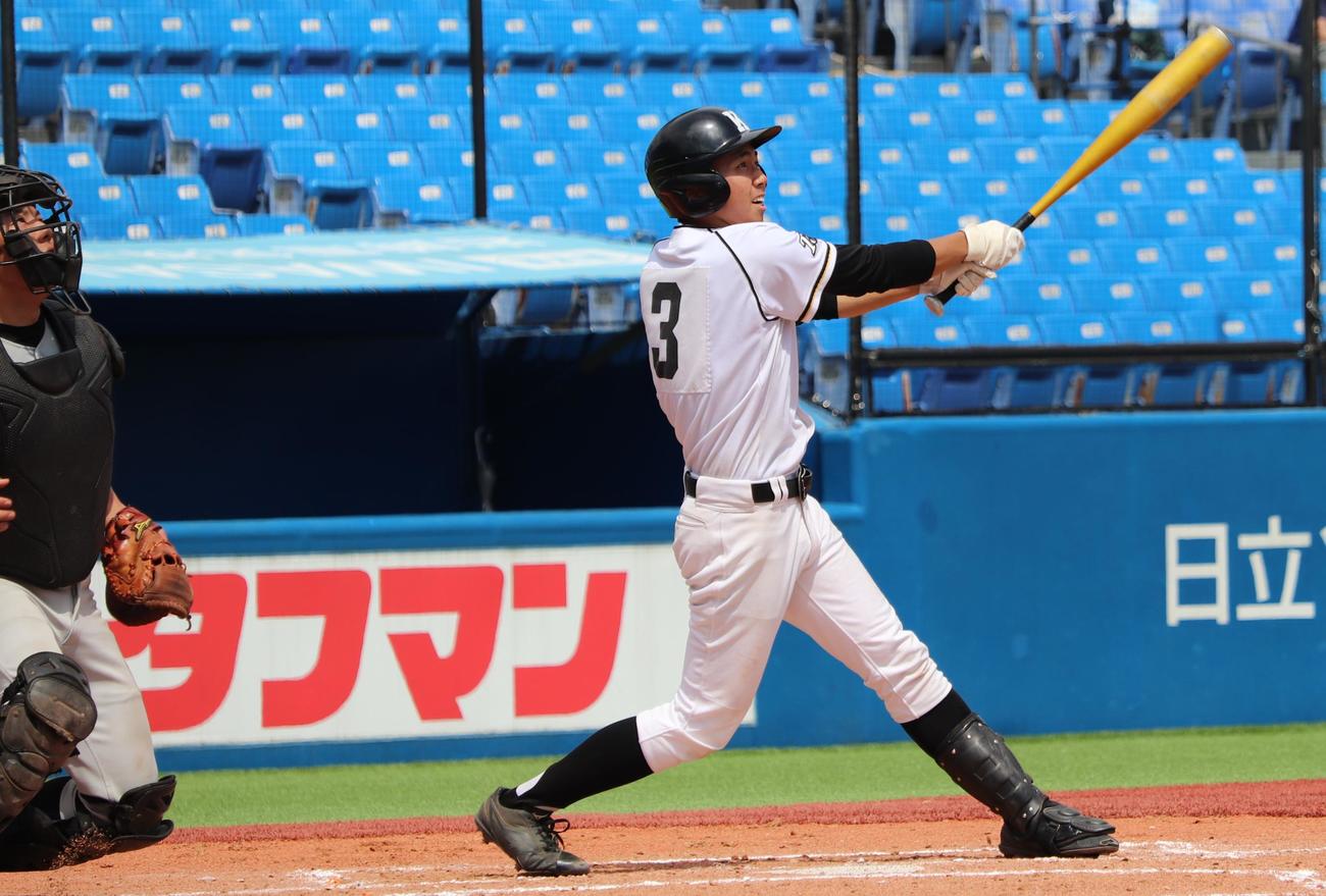開成対多摩大目黒　4回表開成1死三塁、右越えに先制の適時三塁打を放つ伊藤（撮影・古川真弥）