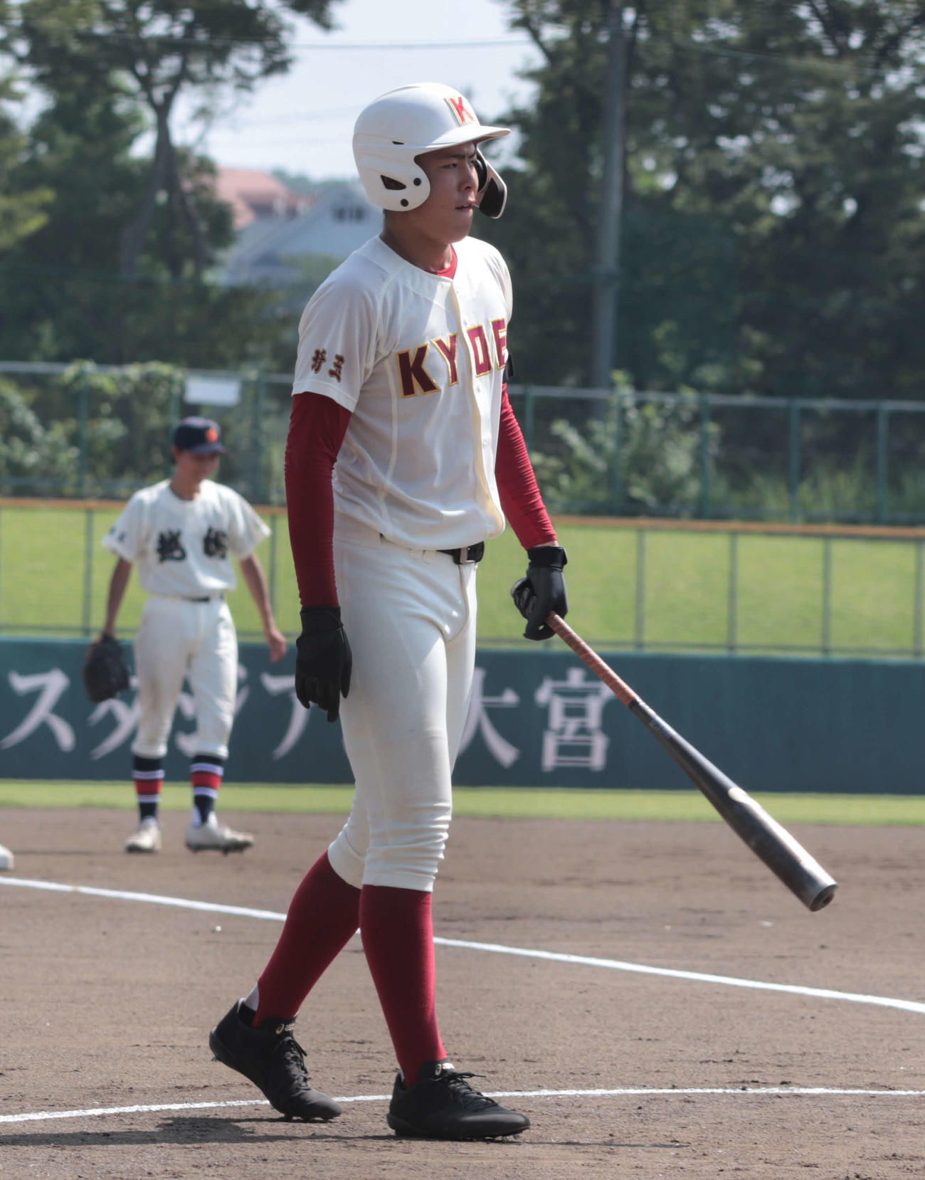 越谷総合技術との1回戦で打席に向かう、春日部共栄・小林外野手（撮影・佐瀬百合子）
