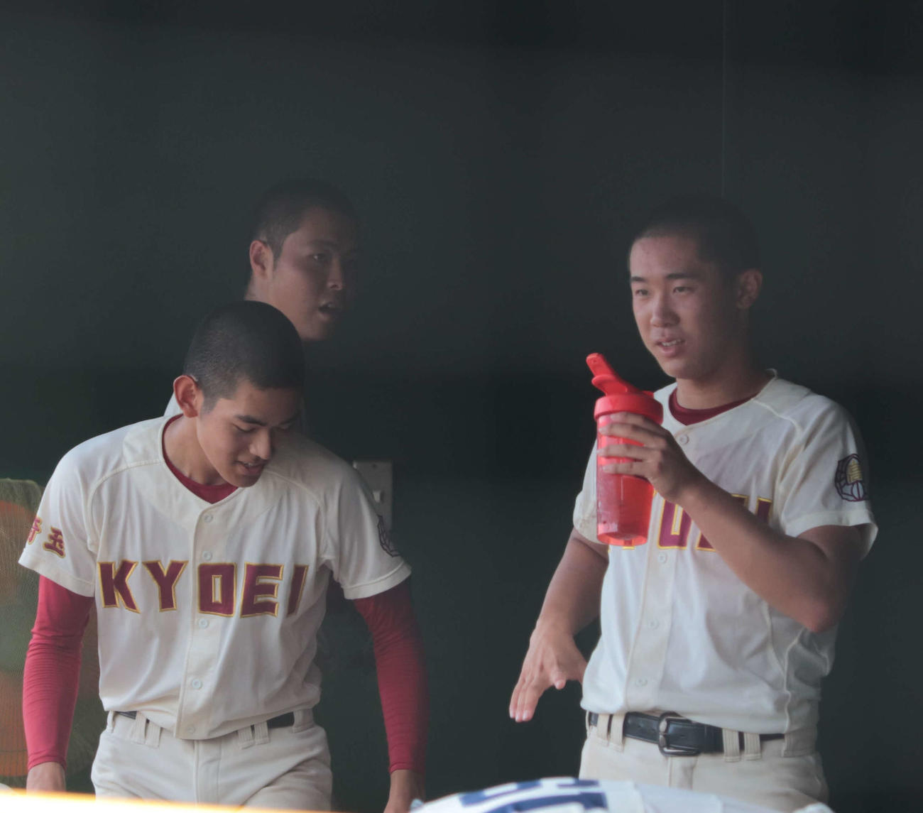左から2番目の後ろから、越谷総合技術との1回戦で3打数3安打の活躍を見せた、春日部共栄・小林外野手（撮影・佐瀬百合子）