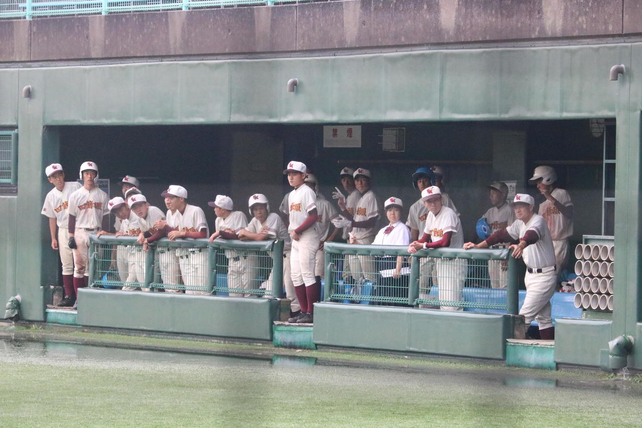 四條畷対三島　降雨中断し、四條畷ベンチでは選手が状況を見守る（撮影・林亮佑）＝2023年7月9日、南港中央