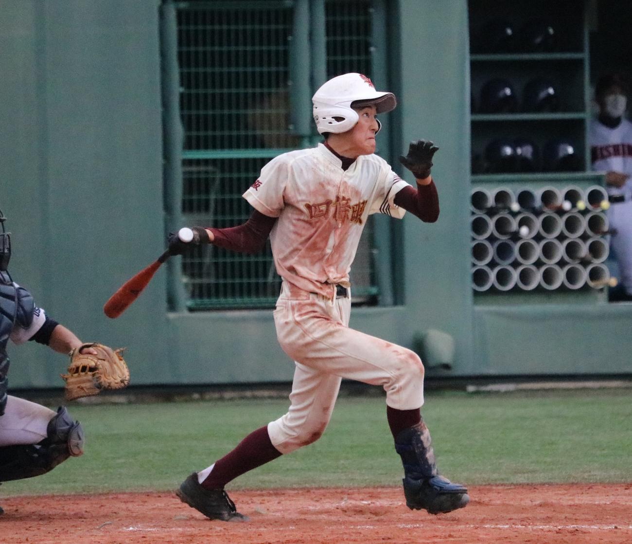 四條畷対三島　4回表2死二塁、四條畷の広瀬晴基内野手は右越えに適時三塁打を放つ（撮影・林亮佑）＝2023年7月9日、南港中央
