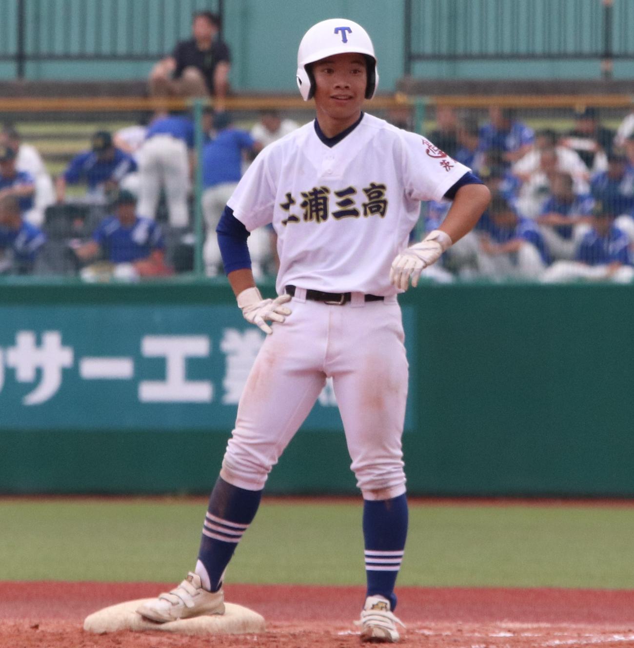 土浦三対科技学園日立　3回、逆転適時打を放った土浦三・中村（撮影・村山玄）