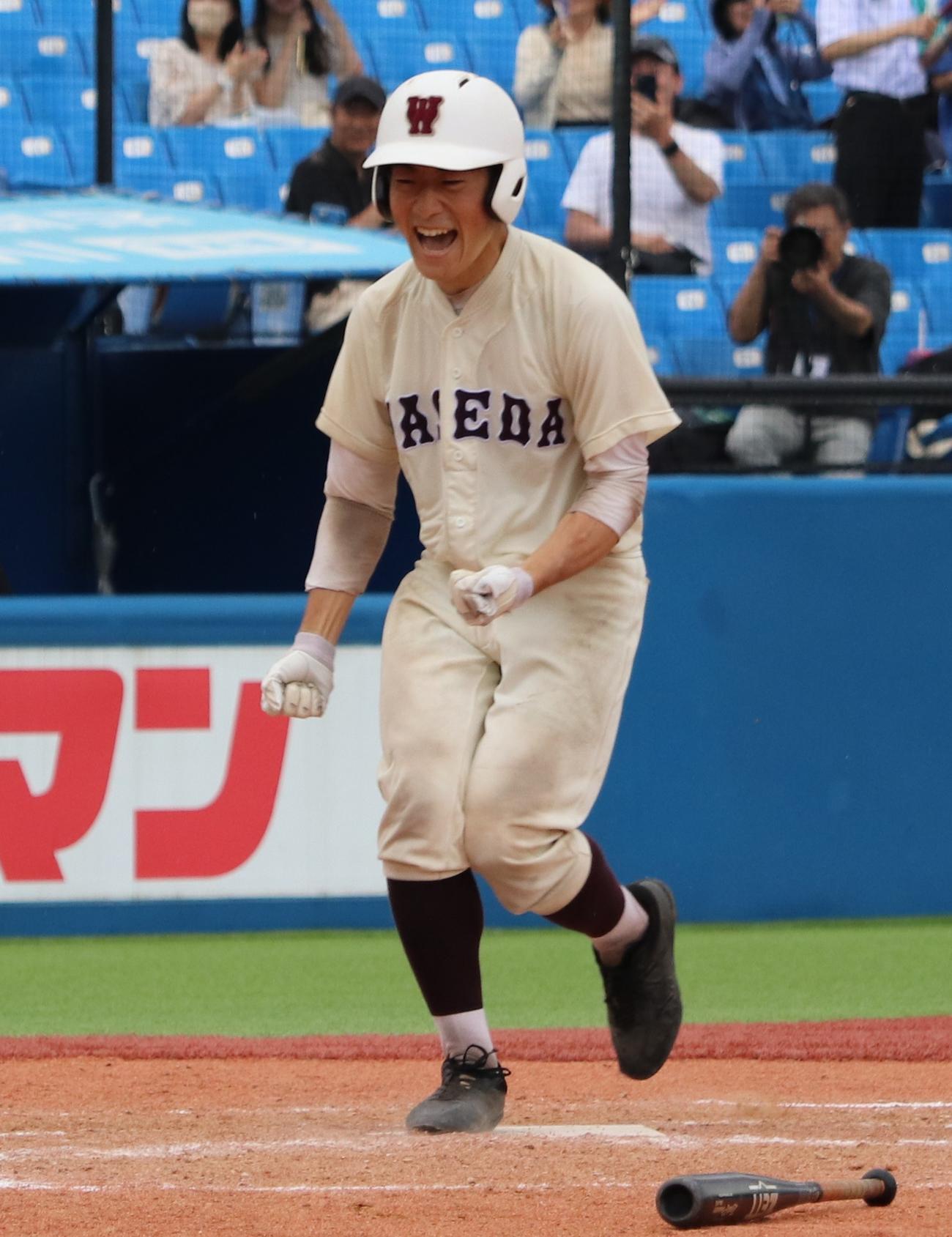早稲田対錦城学園　9回表早稲田2死走者なし、左中間へソロ本塁打を放ち生還する村上雅（撮影・古川真弥）