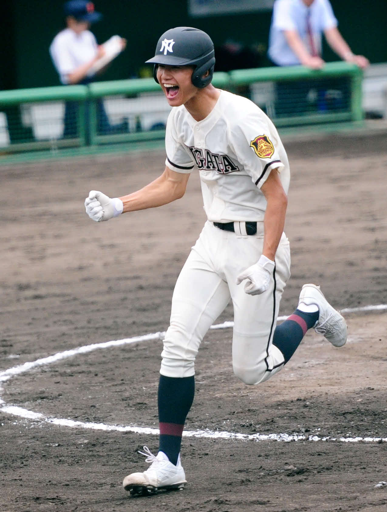 新潟西対新潟工　8回裏に2ラン本塁打を放ち、雄たけびを上げる新潟工・石田