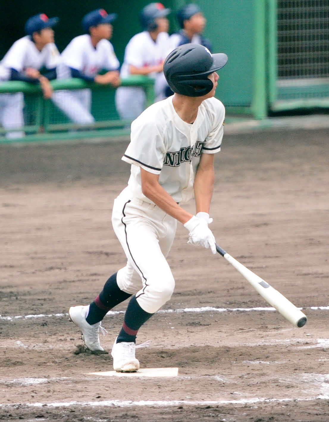 新潟西対新潟工　8回裏2死一塁、新潟工・石田が左翼へ2ラン本塁打を放つ