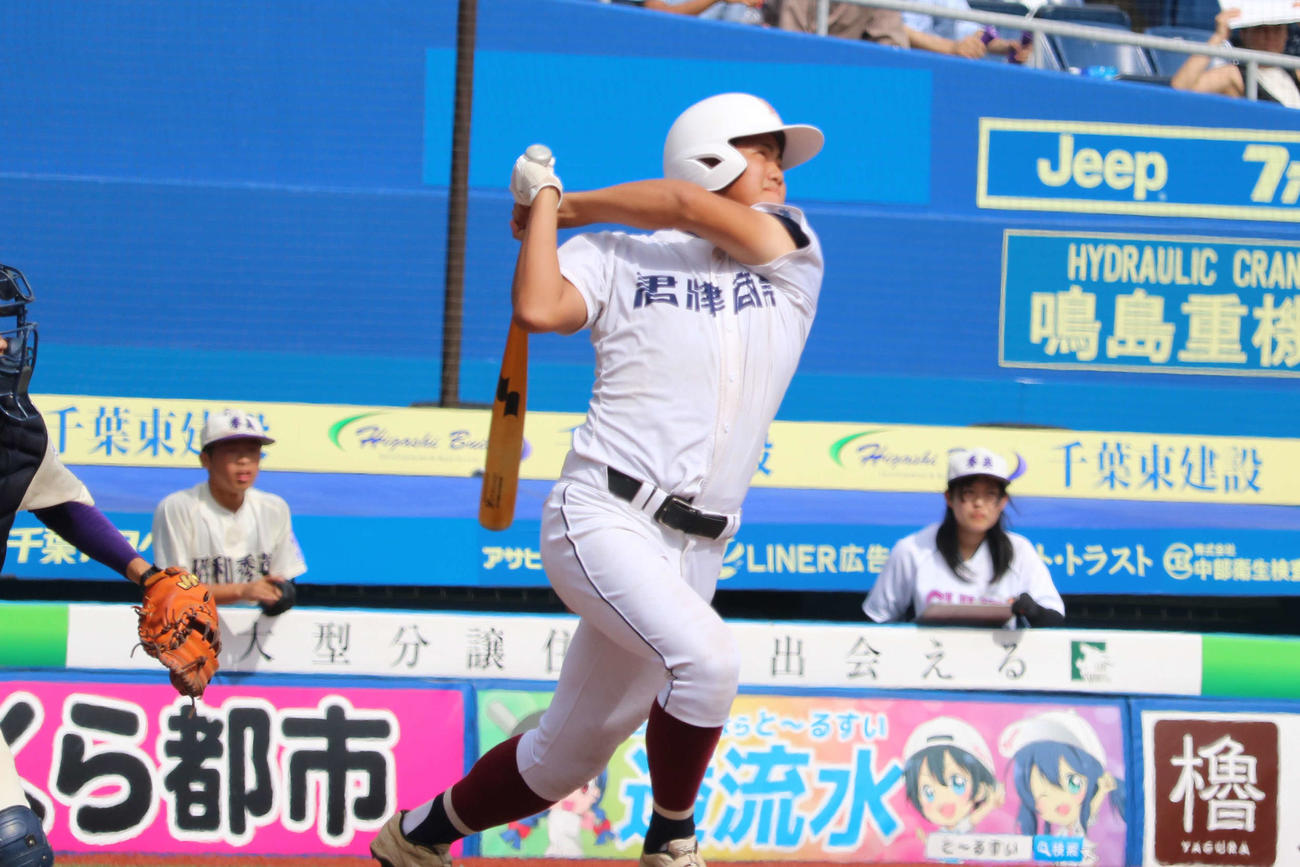 君津商対昭和学院秀英　1－2で迎えた4回、同点に追い付き、なおも2死満塁で勝ち越し満弾を放った君津商、4番の沢田（撮影・保坂淑子）