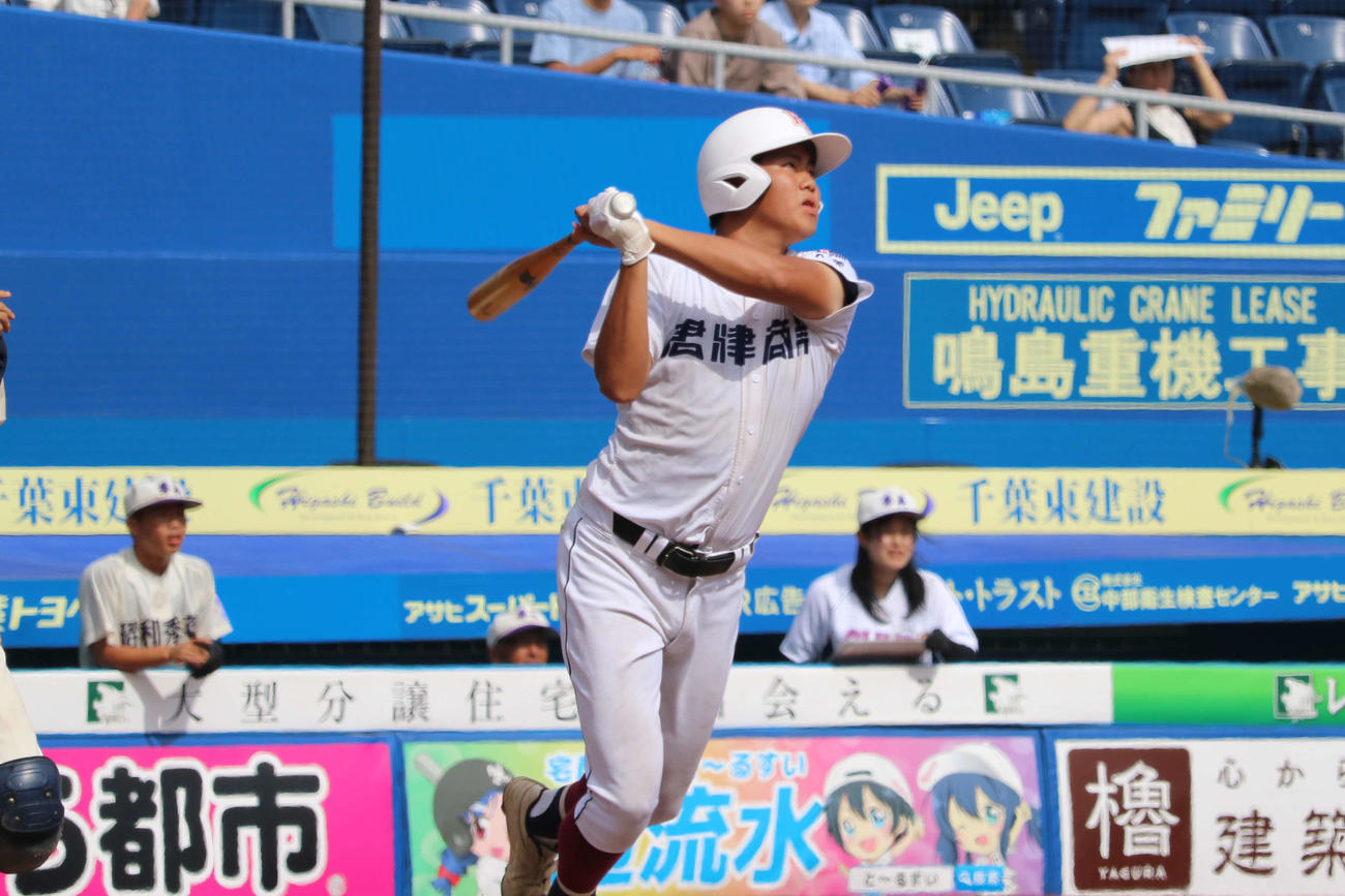 君津商対昭和学院秀英　2死満塁で勝ち越し満塁弾を放った君津商4番の沢田（撮影・保坂淑子）