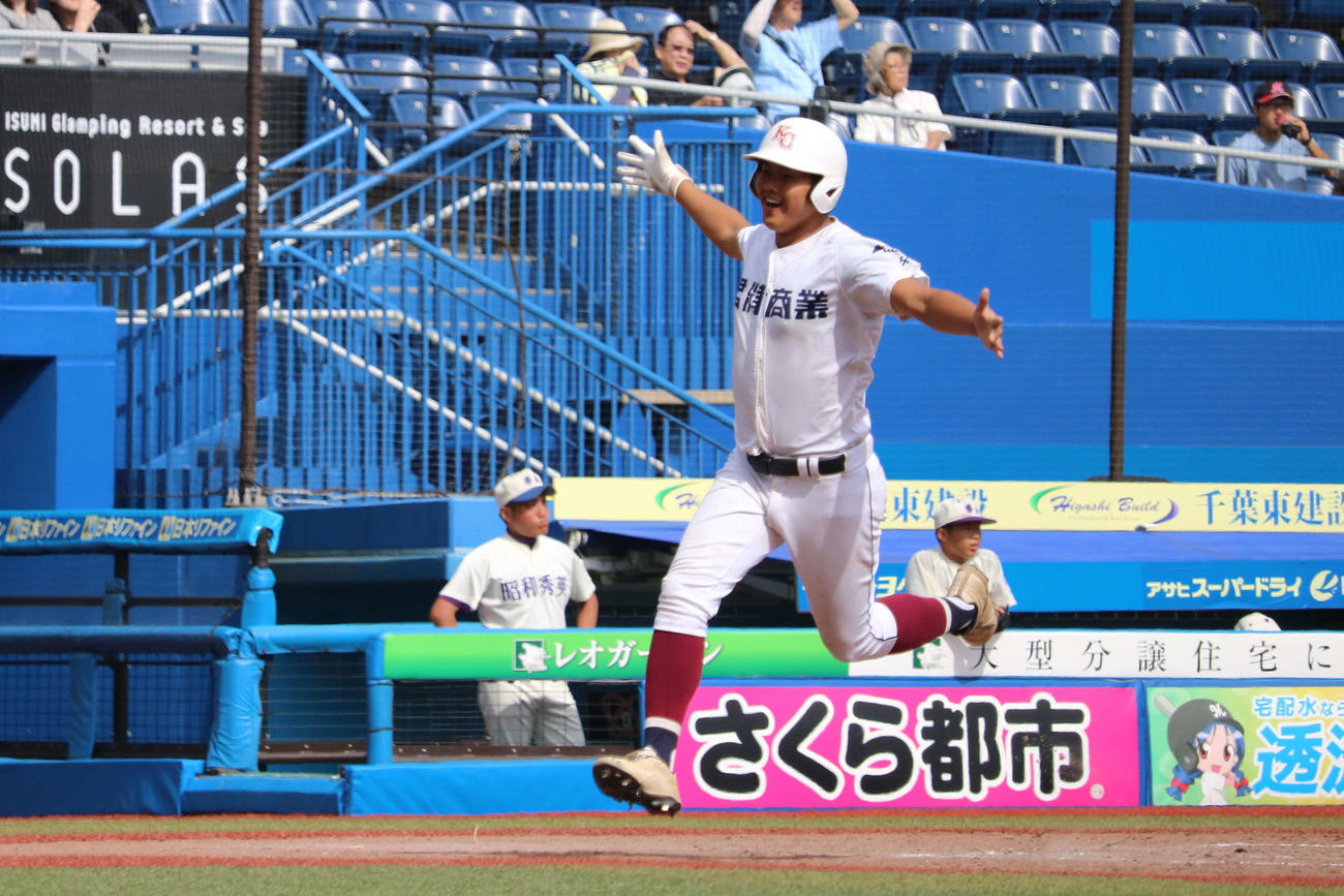 君津商対昭和学院秀英　4回、勝ち越し満塁弾を放ち、両手を広げ喜びを表現する君津商4番の沢田（撮影・保坂淑子）