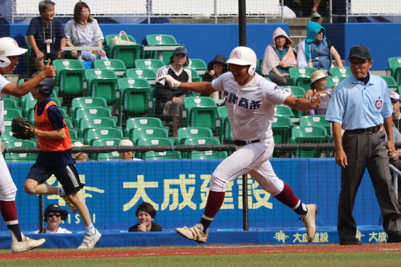 君津商対昭和学院秀英　4回、勝ち越し満弾を放ち、両手を広げ喜びを表現する君津商、4番の沢田（撮影・保坂淑子）