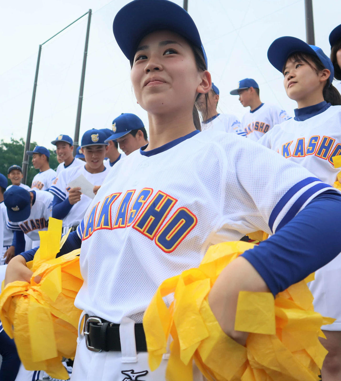 スタンドで応援する高田商・森口翔桜マネージャー（手前）と大園絢愛マネージャー（撮影・村松万里子）