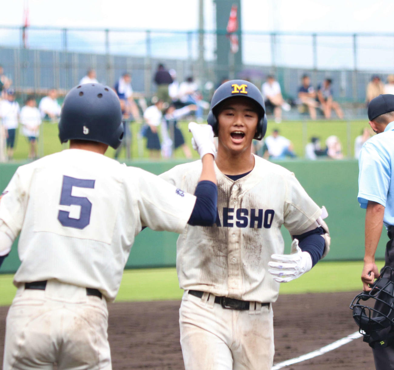 東農大二対前橋商　4回裏前橋商無死、左越えに本塁打を放った真藤主将が生還する（撮影・黒須亮）　　　　　　　
