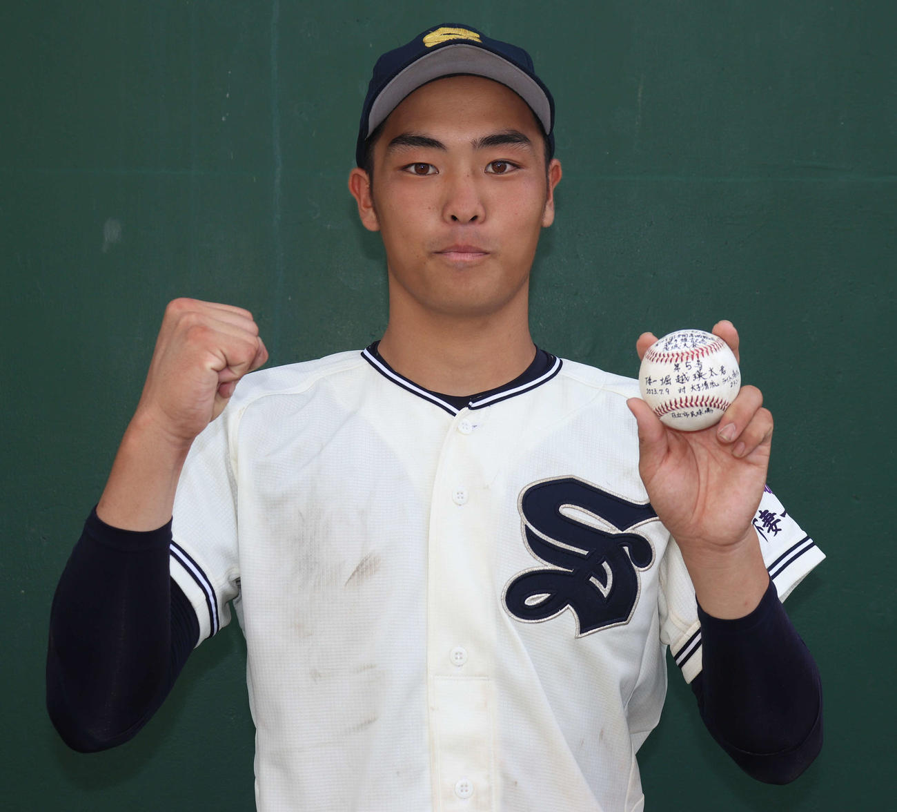 下妻一対大子清流　試合後、ホームランボールを持ち、ガッツポーズの下妻一・堀越（撮影・村山玄）