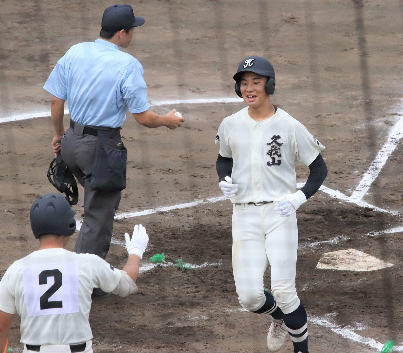 南平対国学院久我山　1回裏国学院久我山1死一塁、右越え2点本塁打を放ち笑顔でベンチに戻る木津（撮影・玉利朱音）